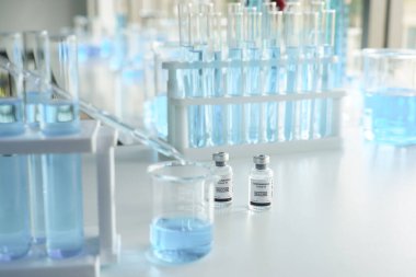 Coronavirus aşısı hastalığı COVID 19, korona virüsü araştırması. Korona virüsü enfeksiyonundan korunma, aşılama hayati organ sistemlerini çalışır ve tedaviyi sürdürür.