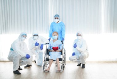 Doktor ve hastalık kontrol uzmanları COVID 19 hastalarıyla ilgilenebilir. Corona virüsü olan hasta iyileşti. Önleme, aşılama hayati organ sistemlerini çalışır ve korona virüsünden korunmasını sağlar