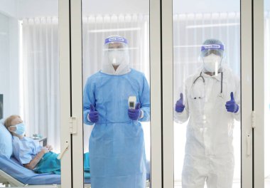 Doktor ve hastalık kontrol uzmanları COVID 19 hastalarıyla ilgilenebilir. Coronavirus hastası iyileşti. Korona virüsü enfeksiyonundan korunmak, bağışıklık sistemi işlevini sürdürmek ve tedavi görmek