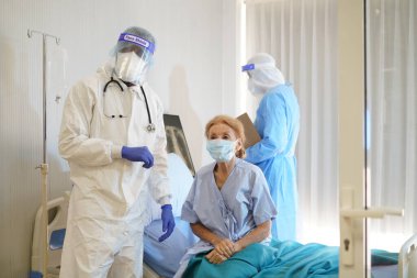 Doktor ve hastalık kontrol uzmanları COVID 19 hastalarıyla ilgilenebilir. Coronavirus hastası iyileşti. Önleme, bağışıklık, hayati organ sistemlerini çalışır ve korona virüsünü 3 boyutlu hale getirme