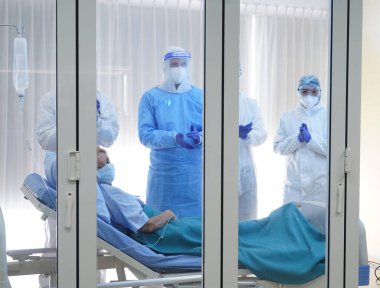 Doktor ve hastalık kontrol uzmanları COVID 19 hastalarıyla ilgilenebilir. Coronavirus hastası iyileşti. Korona virüsü enfeksiyonundan korunmak, bağışıklık sistemi işlevini sürdürmek ve tedavi görmek