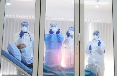 Doktor ve hastalık kontrol uzmanları COVID 19 hastalarıyla ilgilenebilir. Coronavirus hastası iyileşti. Korona virüsü enfeksiyonundan korunmak, bağışıklık sistemi işlevini sürdürmek ve tedavi görmek