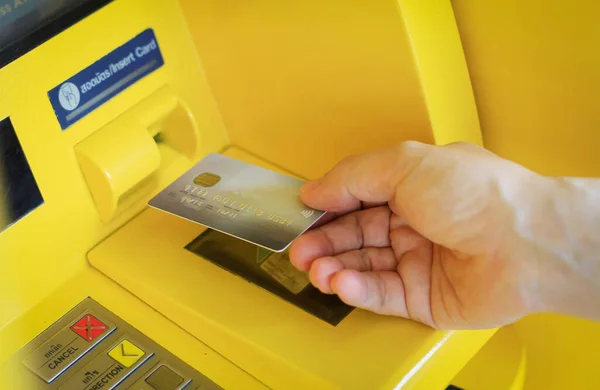 Man Trycker Lösenord Atm Maskin — Stockfoto