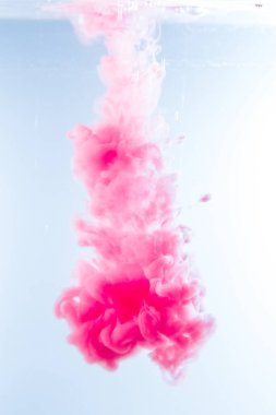 Hareket rengi suya düşer, mürekkep kıvrılır, mürekkep soyutlanır. Suyun altında süslü bir mürekkep bulutu. Kristal renkler ve suda mürekkep. Soyut arkaplan