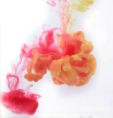 Hareket rengi suya düşer, mürekkep kıvrılır, mürekkep soyutlanır. Suyun altında süslü bir mürekkep bulutu. Kristal renkler ve suda mürekkep. Soyut arkaplan