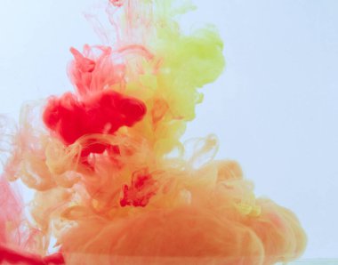 Hareket rengi suya düşer, mürekkep kıvrılır, mürekkep soyutlanır. Suyun altında süslü bir mürekkep bulutu. Kristal renkler ve suda mürekkep. Soyut arkaplan