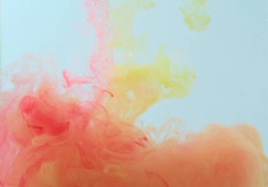 Hareket rengi suya düşer, mürekkep kıvrılır, mürekkep soyutlanır. Suyun altında süslü bir mürekkep bulutu. Kristal renkler ve suda mürekkep. Soyut arkaplan