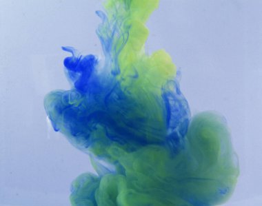 Hareket rengi suya düşer, mürekkep kıvrılır, mürekkep soyutlanır. Suyun altında süslü bir mürekkep bulutu. Kristal renkler ve suda mürekkep. Soyut arkaplan