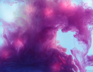 Hareket rengi suya düşer, mürekkep kıvrılır, mürekkep soyutlanır. Suyun altında süslü bir mürekkep bulutu. Kristal renkler ve suda mürekkep. Soyut arkaplan