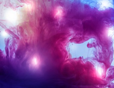 Hareket rengi suya düşer, mürekkep kıvrılır, mürekkep soyutlanır. Suyun altında süslü bir mürekkep bulutu. Kristal renkler ve suda mürekkep. Soyut arkaplan