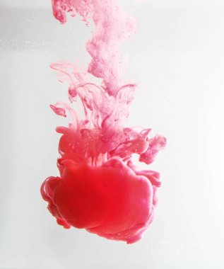 Hareket rengi suya düşer, mürekkep kıvrılır, mürekkep soyutlanır. Suyun altında süslü bir mürekkep bulutu. Kristal renkler ve suda mürekkep. Soyut arkaplan