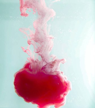 Hareket rengi suya düşer, mürekkep kıvrılır, mürekkep soyutlanır. Suyun altında süslü bir mürekkep bulutu. Kristal renkler ve suda mürekkep. Soyut arkaplan