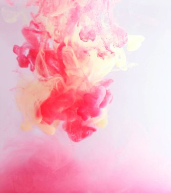 Hareket rengi suya düşer, mürekkep kıvrılır, mürekkep soyutlanır. Suyun altında süslü bir mürekkep bulutu. Kristal renkler ve suda mürekkep. Soyut arkaplan