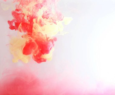 Hareket rengi suya düşer, mürekkep kıvrılır, mürekkep soyutlanır. Suyun altında süslü bir mürekkep bulutu. Kristal renkler ve suda mürekkep. Soyut arkaplan