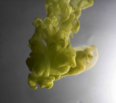 Hareket rengi suya düşer, mürekkep kıvrılır, mürekkep soyutlanır. Suyun altında süslü bir mürekkep bulutu. Kristal renkler ve suda mürekkep. Soyut arkaplan