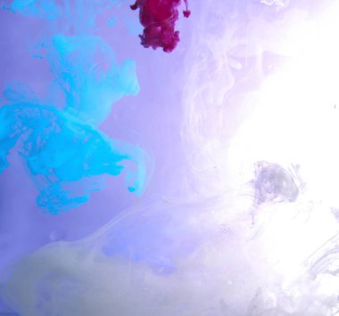 Hareket rengi suya düşer, mürekkep kıvrılır, mürekkep soyutlanır. Suyun altında süslü bir mürekkep bulutu. Kristal renkler ve suda mürekkep. Soyut arkaplan