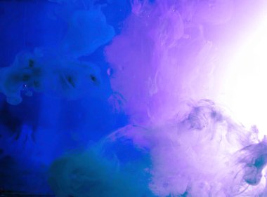 Hareket rengi suya düşer, mürekkep kıvrılır, mürekkep soyutlanır. Suyun altında süslü bir mürekkep bulutu. Kristal renkler ve suda mürekkep. Soyut arkaplan