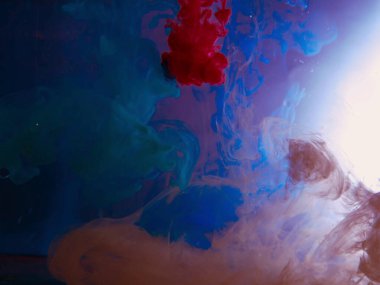 Hareket rengi suya düşer, mürekkep kıvrılır, mürekkep soyutlanır. Suyun altında süslü bir mürekkep bulutu. Kristal renkler ve suda mürekkep. Soyut arkaplan