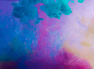 Hareket rengi suya düşer, mürekkep kıvrılır, mürekkep soyutlanır. Suyun altında süslü bir mürekkep bulutu. Kristal renkler ve suda mürekkep. Soyut arkaplan