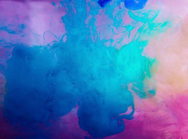 Hareket rengi suya düşer, mürekkep kıvrılır, mürekkep soyutlanır. Suyun altında süslü bir mürekkep bulutu. Kristal renkler ve suda mürekkep. Soyut arkaplan