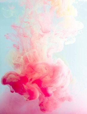 Hareket rengi suya düşer, mürekkep kıvrılır, mürekkep soyutlanır. Suyun altında süslü bir mürekkep bulutu. Kristal renkler ve suda mürekkep. Soyut arkaplan