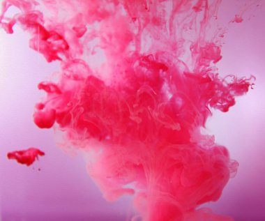 Hareket rengi suya düşer, mürekkep kıvrılır, mürekkep soyutlanır. Suyun altında süslü bir mürekkep bulutu. Kristal renkler ve suda mürekkep. Soyut arkaplan