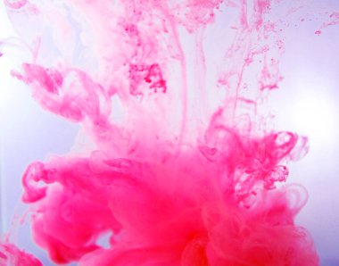 Hareket rengi suya düşer, mürekkep kıvrılır, mürekkep soyutlanır. Suyun altında süslü bir mürekkep bulutu. Kristal renkler ve suda mürekkep. Soyut arkaplan