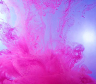 Hareket rengi suya düşer, mürekkep kıvrılır, mürekkep soyutlanır. Suyun altında süslü bir mürekkep bulutu. Kristal renkler ve suda mürekkep. Soyut arkaplan