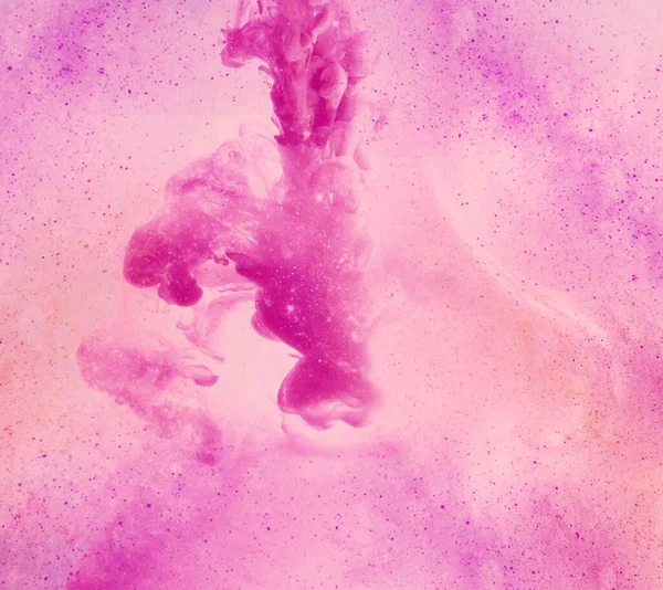 Hareket rengi suya düşer, mürekkep kıvrılır, mürekkep soyutlanır. Suyun altında süslü bir mürekkep bulutu. Kristal renkler ve suda mürekkep. Soyut arkaplan