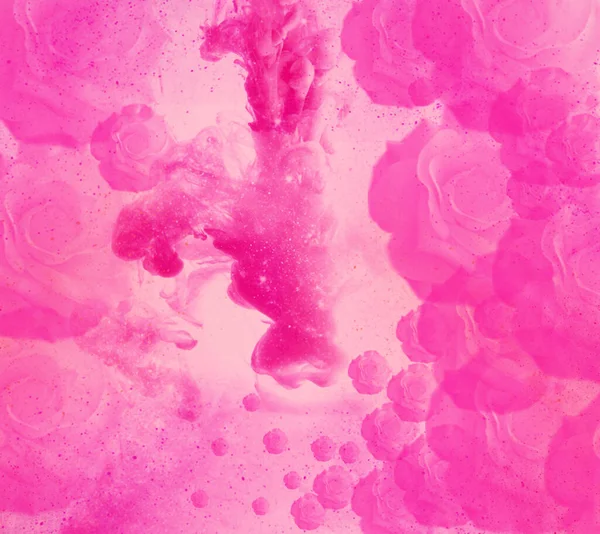 Hareket rengi suya düşer, mürekkep kıvrılır, mürekkep soyutlanır. Suyun altında süslü bir mürekkep bulutu. Kristal renkler ve suda mürekkep. Soyut arkaplan