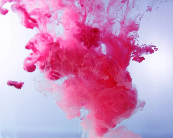 Hareket rengi suya düşer, mürekkep kıvrılır, mürekkep soyutlanır. Suyun altında süslü bir mürekkep bulutu. Kristal renkler ve suda mürekkep. Soyut arkaplan