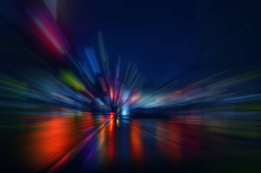 Bulanık araba ışığı yansıması gece şehrinde yolda ıslak. hız ışığı otomobili