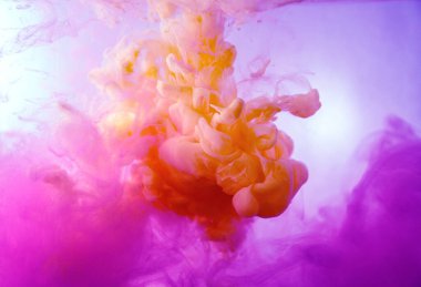 Hareket rengi suya düşer, mürekkep kıvrılır, mürekkep soyutlanır. Suyun altında süslü bir mürekkep bulutu. Kristal renkler ve suda mürekkep. Soyut arkaplan