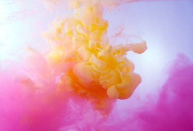 Hareket rengi suya düşer, mürekkep kıvrılır, mürekkep soyutlanır. Suyun altında süslü bir mürekkep bulutu. Kristal renkler ve suda mürekkep. Soyut arkaplan