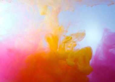 Hareket rengi suya düşer, mürekkep kıvrılır, mürekkep soyutlanır. Suyun altında süslü bir mürekkep bulutu. Kristal renkler ve suda mürekkep. Soyut arkaplan