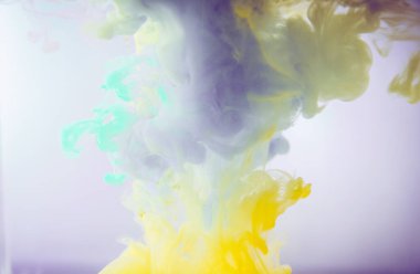 Hareket rengi suya düşer, mürekkep kıvrılır, mürekkep soyutlanır. Suyun altında süslü bir mürekkep bulutu. Kristal renkler ve suda mürekkep. Soyut arkaplan