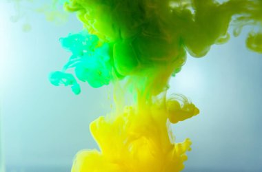 Hareket rengi suya düşer, mürekkep kıvrılır, mürekkep soyutlanır. Suyun altında süslü bir mürekkep bulutu. Kristal renkler ve suda mürekkep. Soyut arkaplan