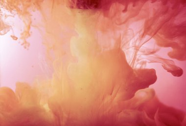 Hareket rengi suya düşer, mürekkep kıvrılır, mürekkep soyutlanır. Suyun altında süslü bir mürekkep bulutu. Kristal renkler ve suda mürekkep. Soyut arkaplan