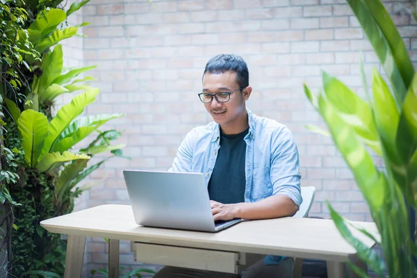Робота Дому Азіатський Чоловік Працює Комп Ютерному Ноутбуці Вивчати Онлайн — стокове фото
