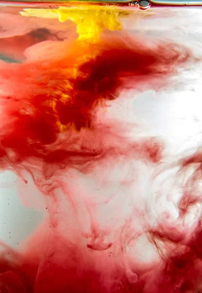 물 소프트 포커스에 잉크의 멋진 꿈 구름 — 스톡 사진