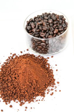 Beyaz arkaplanda kahve çekirdeği