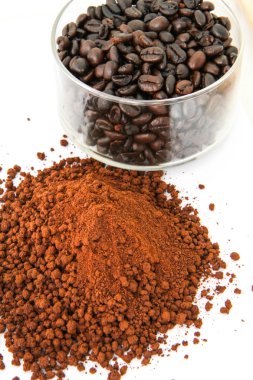 Beyaz arkaplanda kahve çekirdeği