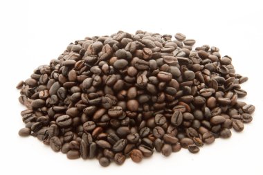 Beyaz arkaplanda kahve çekirdeği