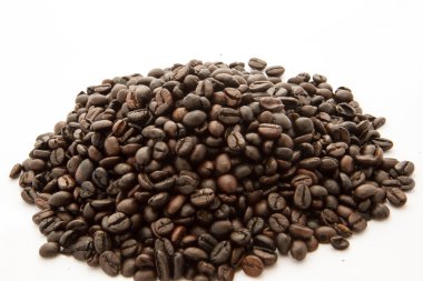 Beyaz arkaplanda kahve çekirdeği