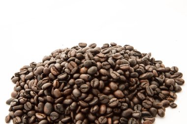 Beyaz arkaplanda kahve çekirdeği