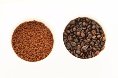 Beyaz arkaplanda kahve çekirdeği