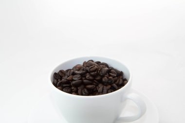 Beyaz arkaplanda kahve çekirdeği