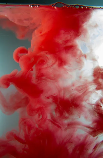 Причудливый сон облако чернил в воде мягкий фокус — стоковое фото