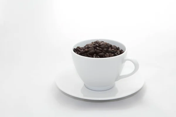 Kaffebønner på hvit bakgrunn – stockfoto