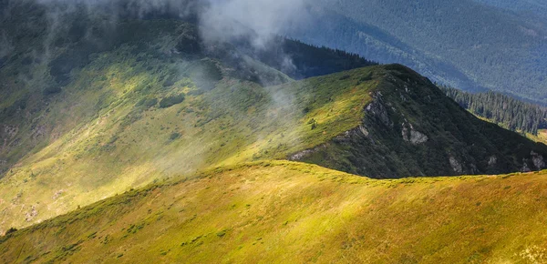 Bergkette in den Karpaten — Stockfoto